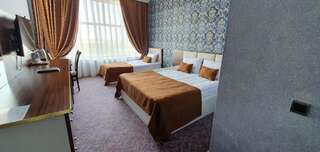 Отель Sea Park Hotel Баку Стандартный трехместный номер с видом на море-1